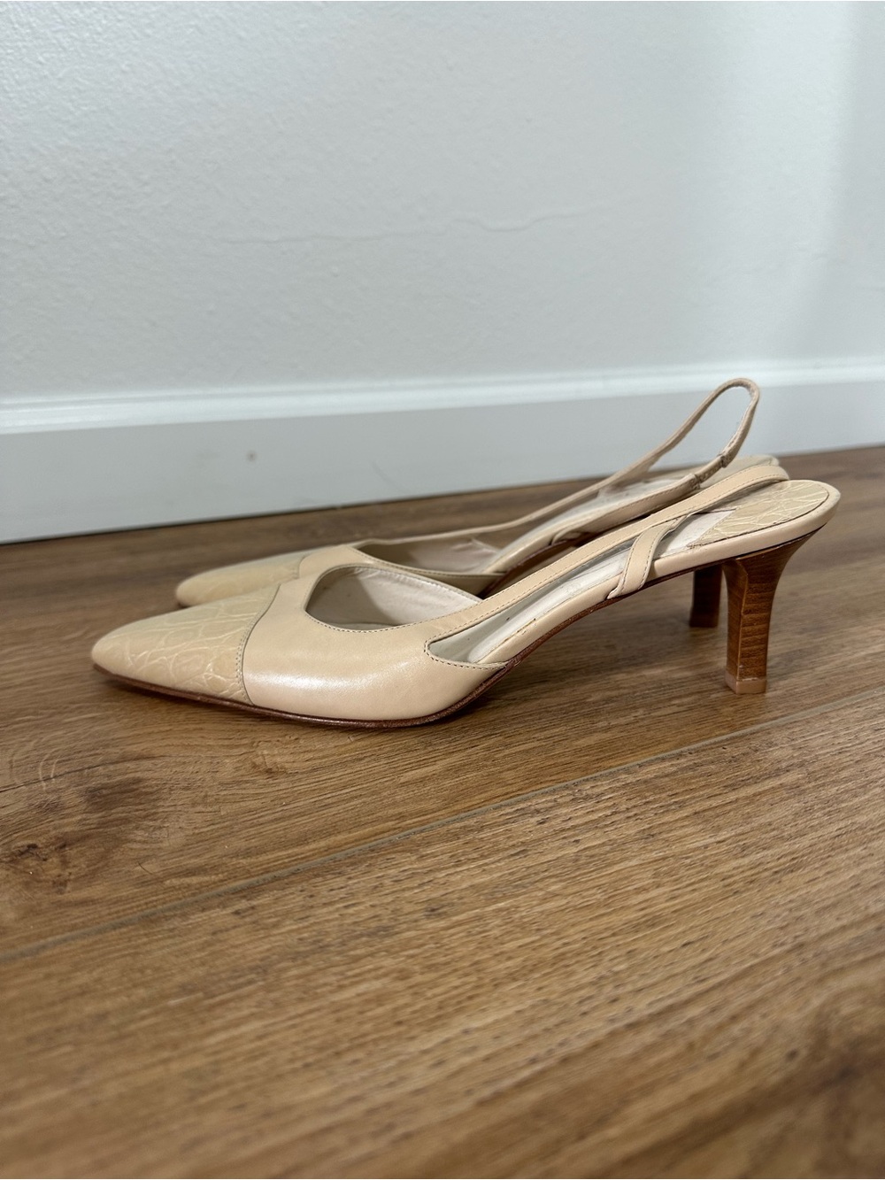Vintage Talbots Beige Leather Slingback Kitten Heels Pointed Toe Size 7.5